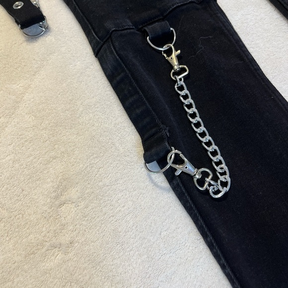 Stylish Black Chain-Accent Straight Leg Jeans - Picture 4 of 5